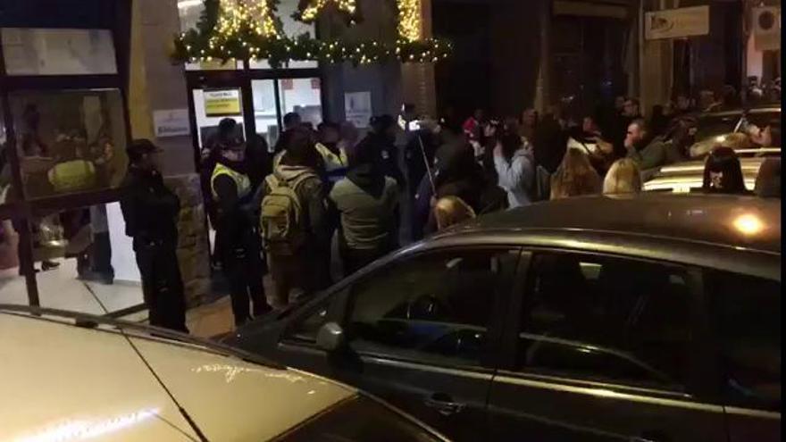 La Policía custodia al alcalde Balleste frente a la protesta vecinal