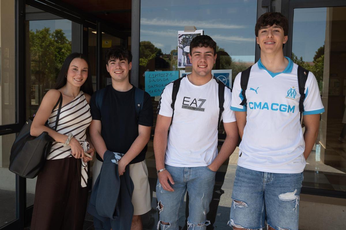 Miriam, Marcos, Antonio y Miguel, a la salida del examen de Historia de España, ayer.