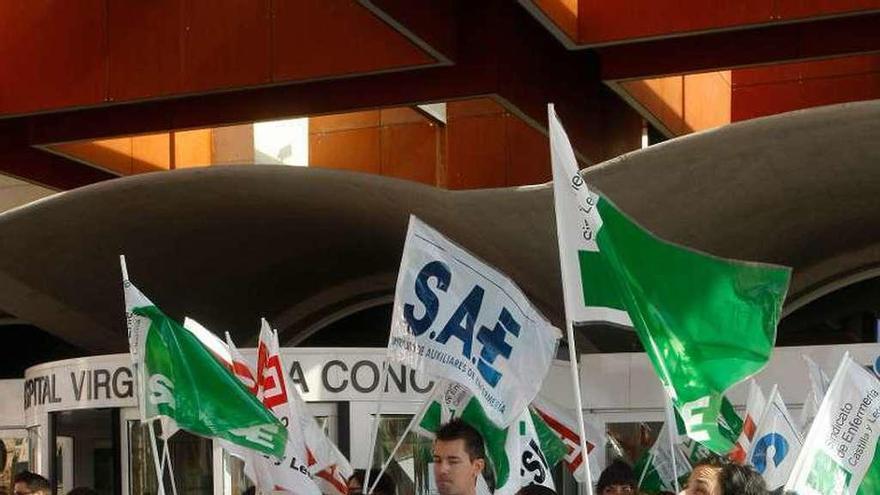 Un grupo de enfermeros se manifiesta a las puertas del hospital.