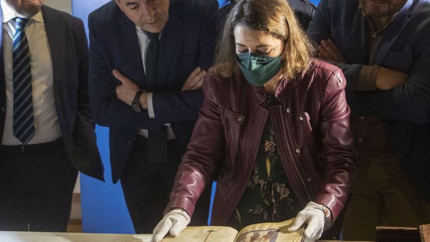 El libro más antiguo de Galicia se expone tras pasar 22 años en una cámara acorazada
