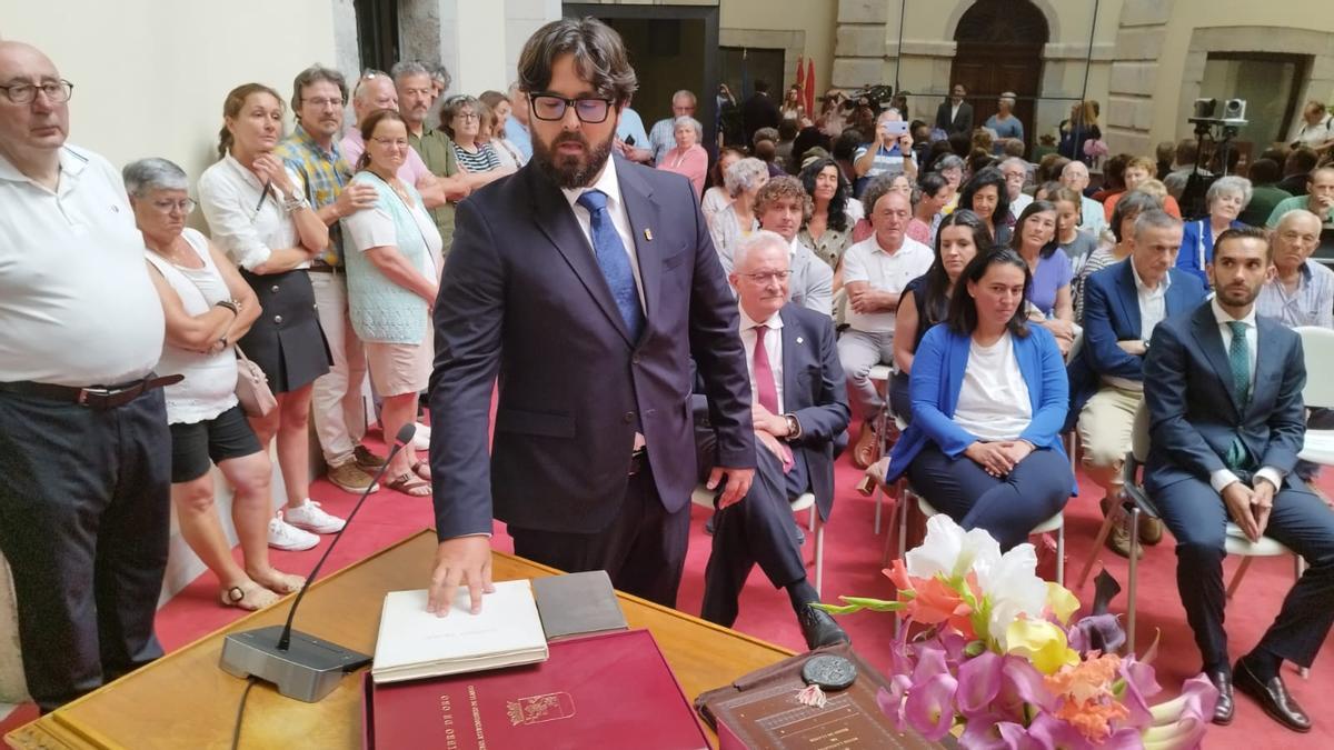 Enrique Riestra durante su última toma de posesión como alcalde de Llanes, en 2023.