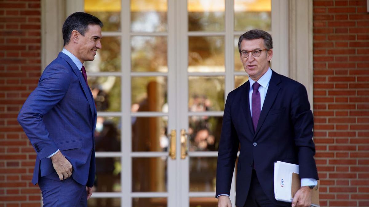 Pedro Sanchez y Alberto Nuñez Feijóo, antes de la reunión que mantuvieron en el Palacio de la Moncloa.