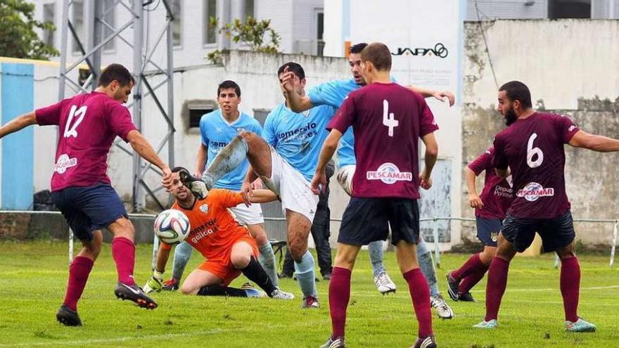 Fandiño, del Pontevedra, intenta hacerse con un balón durante el encuentro de ayer en Ribadeo.