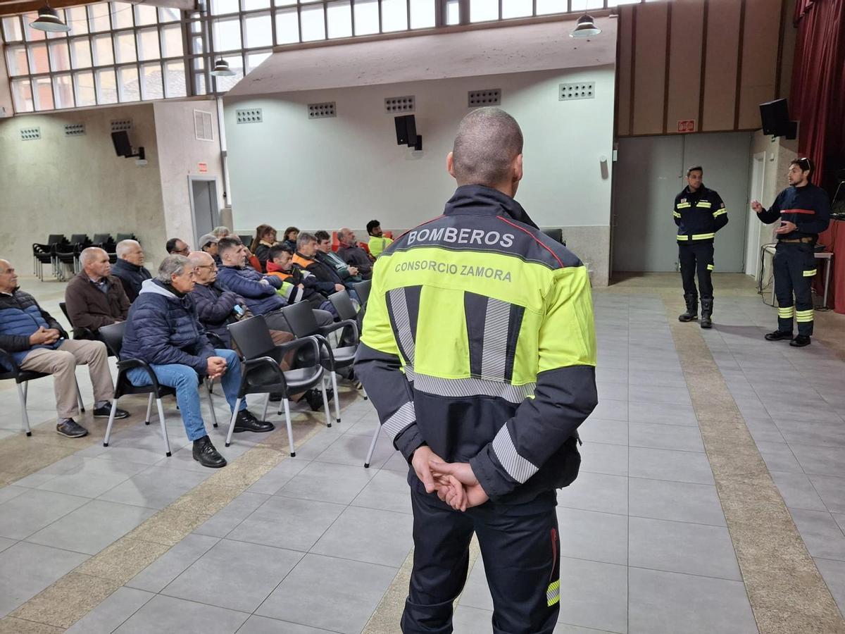 Bomberos imparten la formación a los participantes en la jornada celebrada en Alcañices.