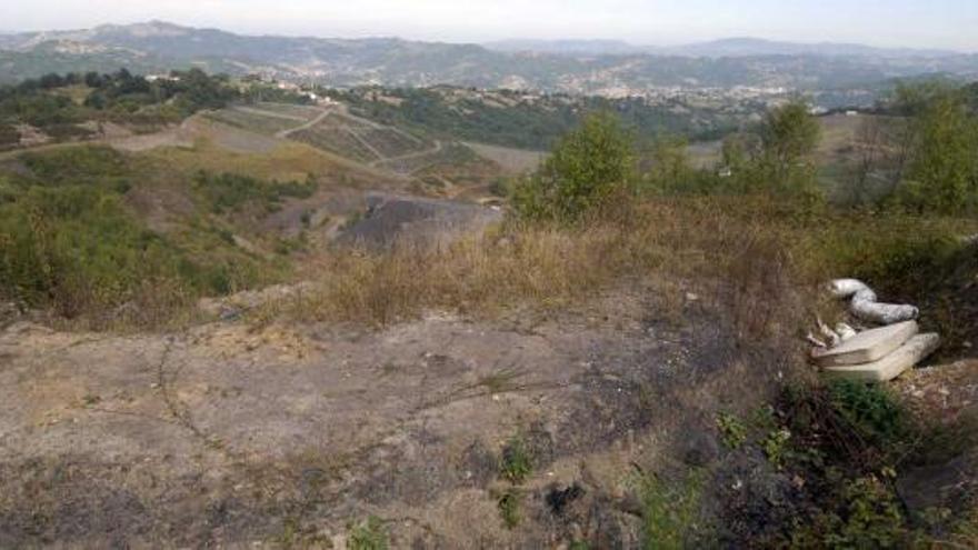 Una de las zonas sin restaurar de la antigua mina a cielo abierto de La Matona, en el límite entre Langreo y Mieres.