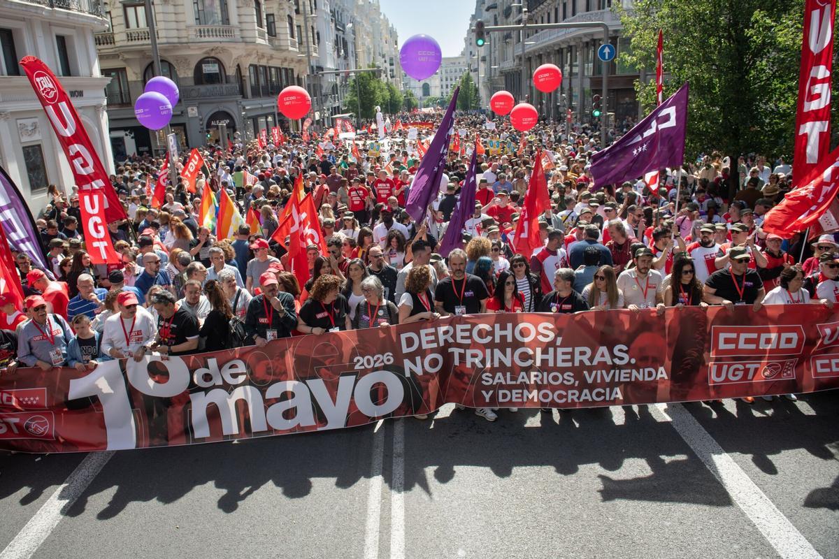 Manifestantes durante la manifestación por el Día del Trabajador, a 1 de mayo de 2026, en Madrid (España). Los sindicatos mayoritarios de CCOO y UGT convocan la movilización anual bajo el lema ‘Derechos, no trincheras. Salarios, vivienda y democracia’ para reivindicar el fin de la precariedad laboral y la subida de los salarios. 01 MAYO 2026 Fernando Sánchez / Europa Press 01/05/2026. Fernando Sánchez;category_code_new