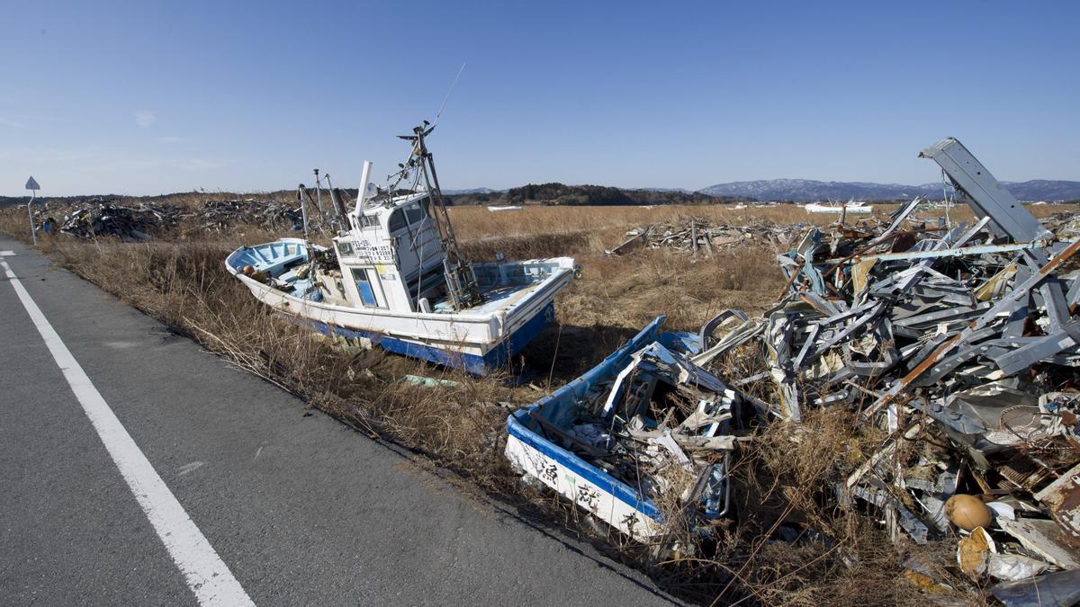 Restos de una embarcación tras un tsunami