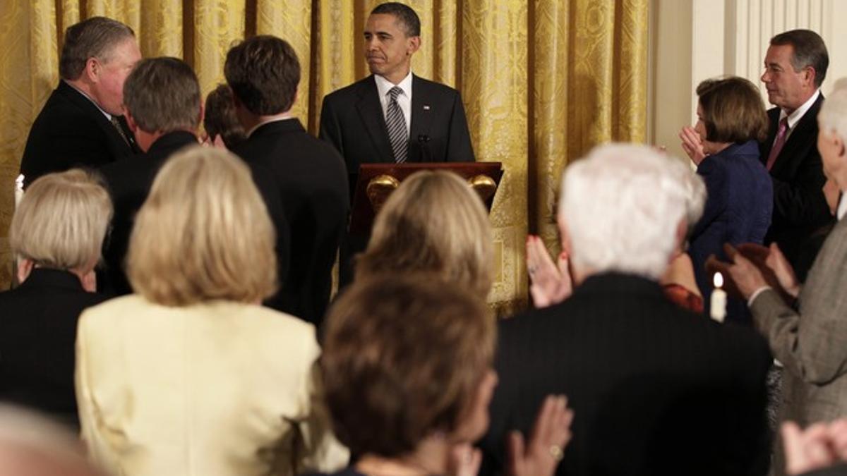 Barack Obama recibe el aplauso de congresistas demócratas y republicanos, el lunes, durante una cena en la Casa Blanca.