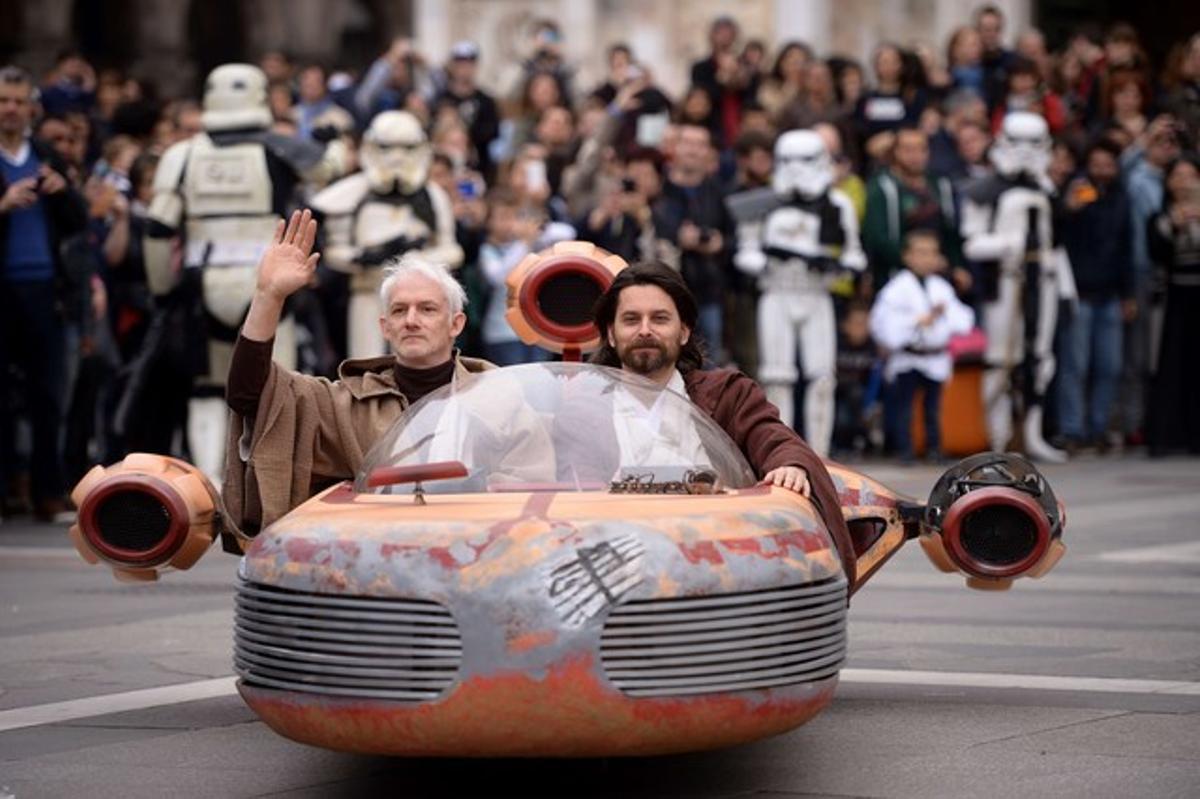 Dos hombres caracterizados como Obi Wan Kenobi y Anakin Skywalker, en el evento organizado por los fans de ’Star Wars’ en Milán.