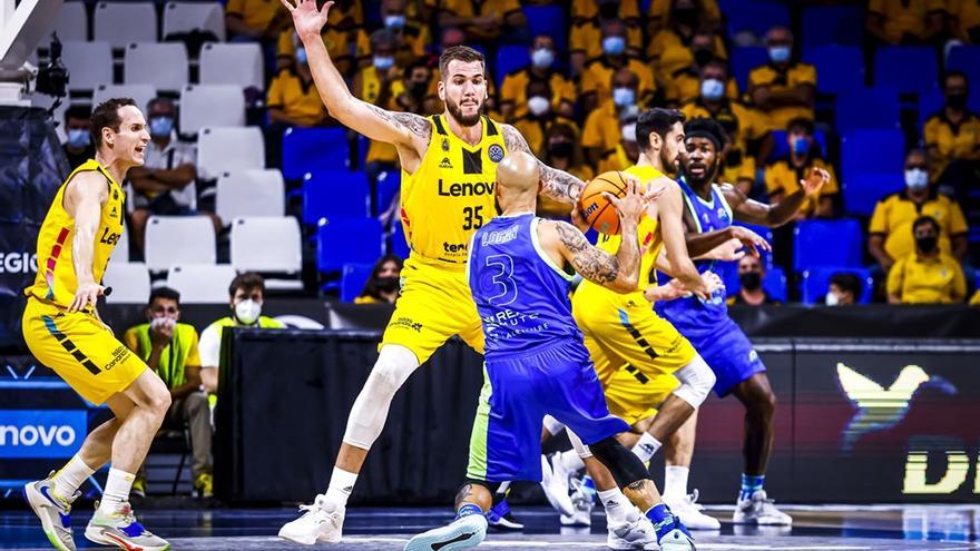 Guerra defiende a Logan en una acción del partido ante el Sassari.