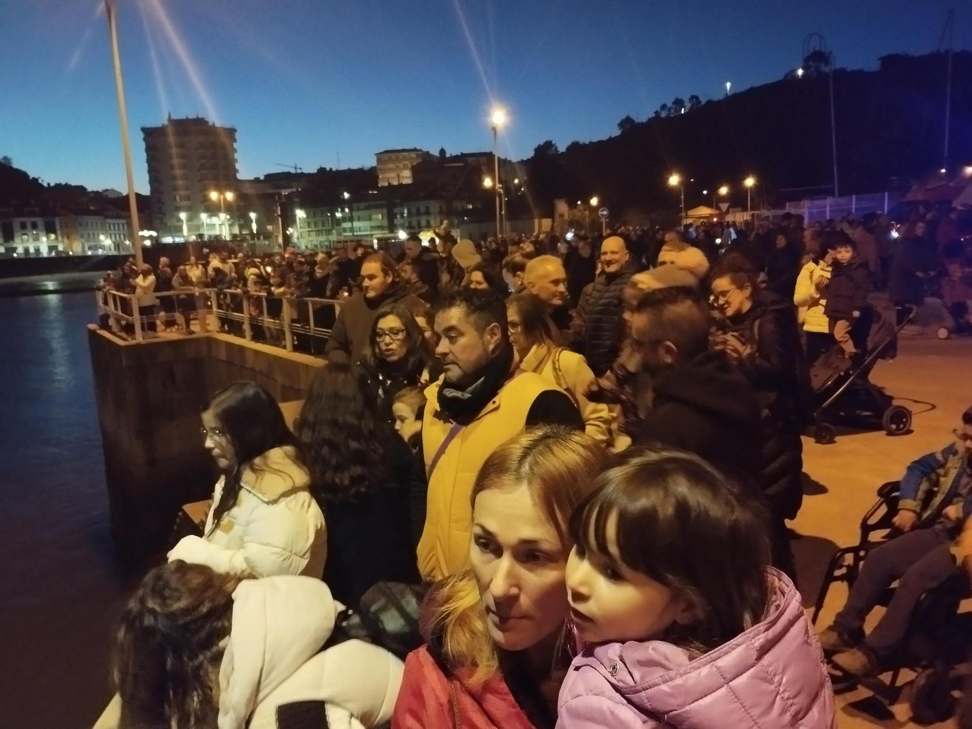 La llegada del Farolero y el pregón infantil protagonizan la Navidad candasina, en imágenes