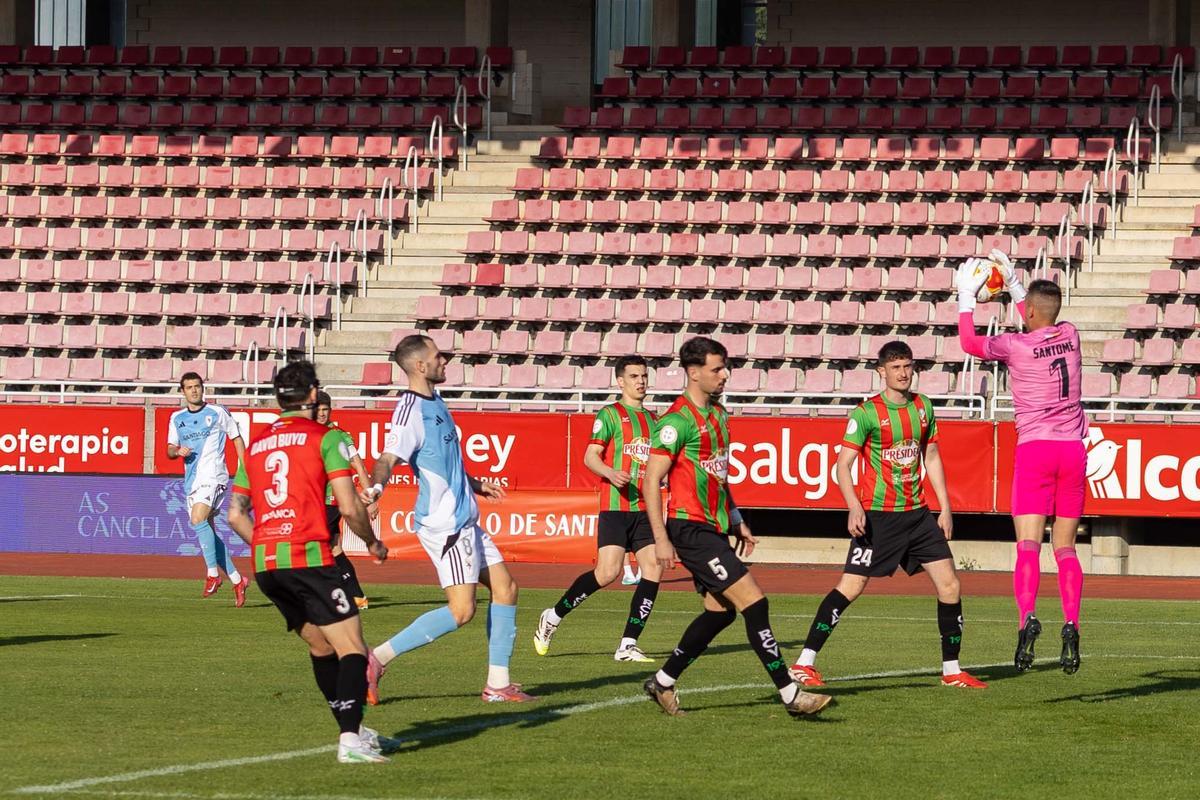 El Compostela cede un empate ante el Racing Villalbés en San Lázaro