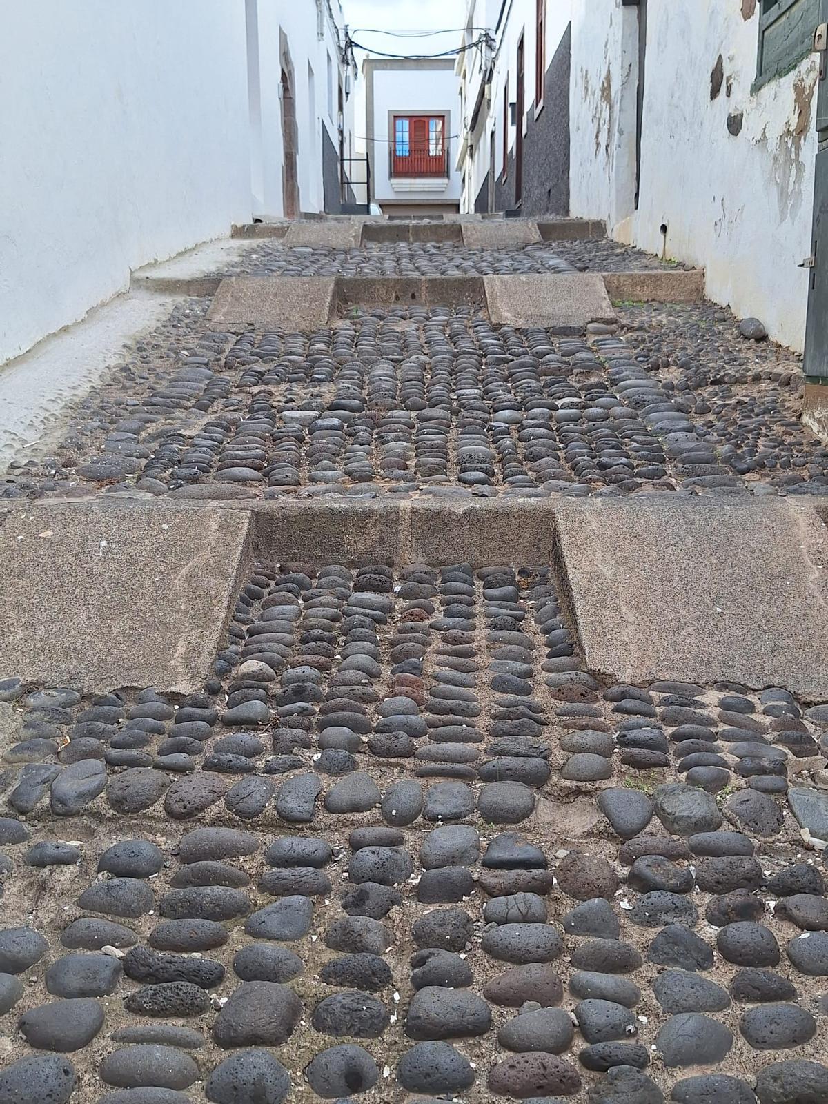 El empedrado de La Montañeta dificulta el traslado de personas mayores a centros sanitarios