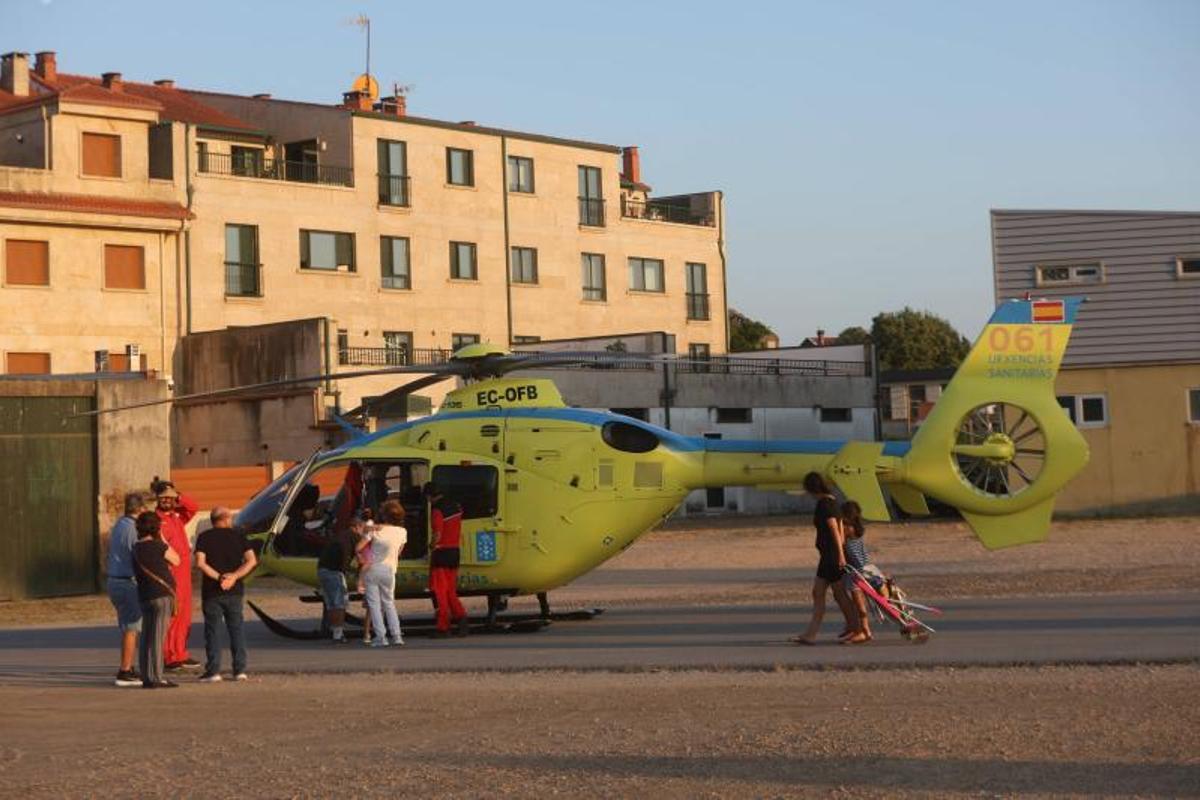 El helicóptero espera una posible evacuación.