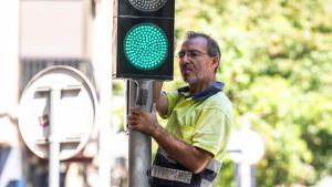 Un trabajador arregla un semaforo en el centro de Santa Coloma.  Una sociedad cada día más envejecida que no contrata a sus mayores de 45 años. Cuatro de cada 10 personas que actualmente está en paro tienen más de 50 años, un máximo histórico y al alza.