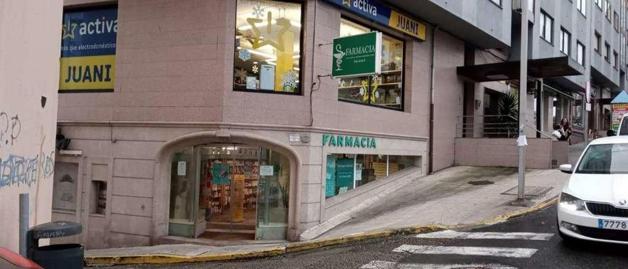 Una de las farmacias abiertas en el centro urbano de Cangas. // FdV