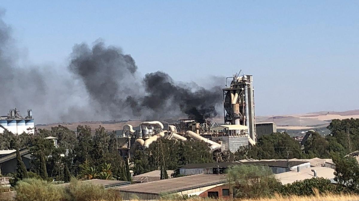 Los bomberos dan por controlado el incendio en la cementera Cosmos