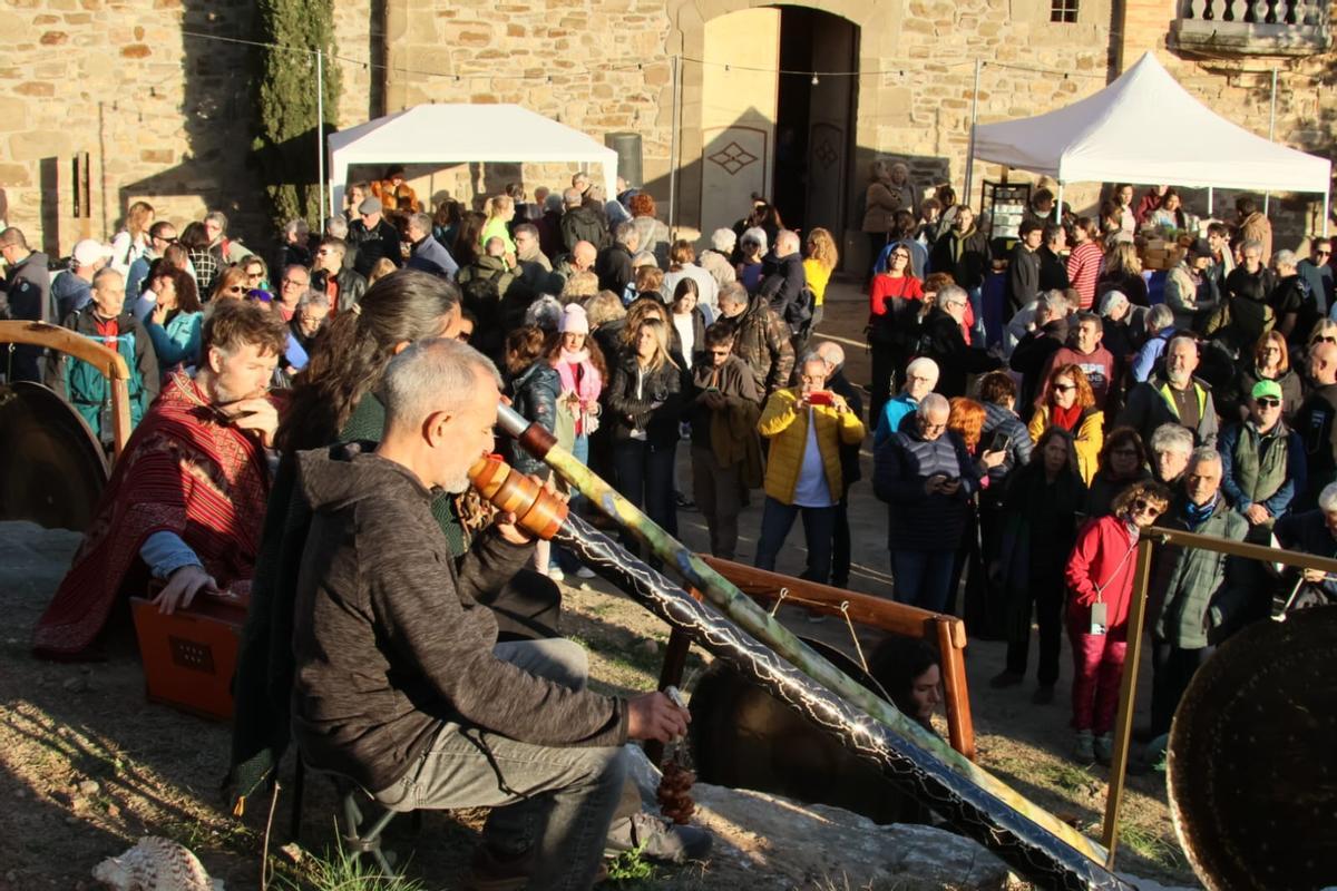 El so del grup Solaris ha acompanyat el trajecte descendent del sol fins a la Foradada