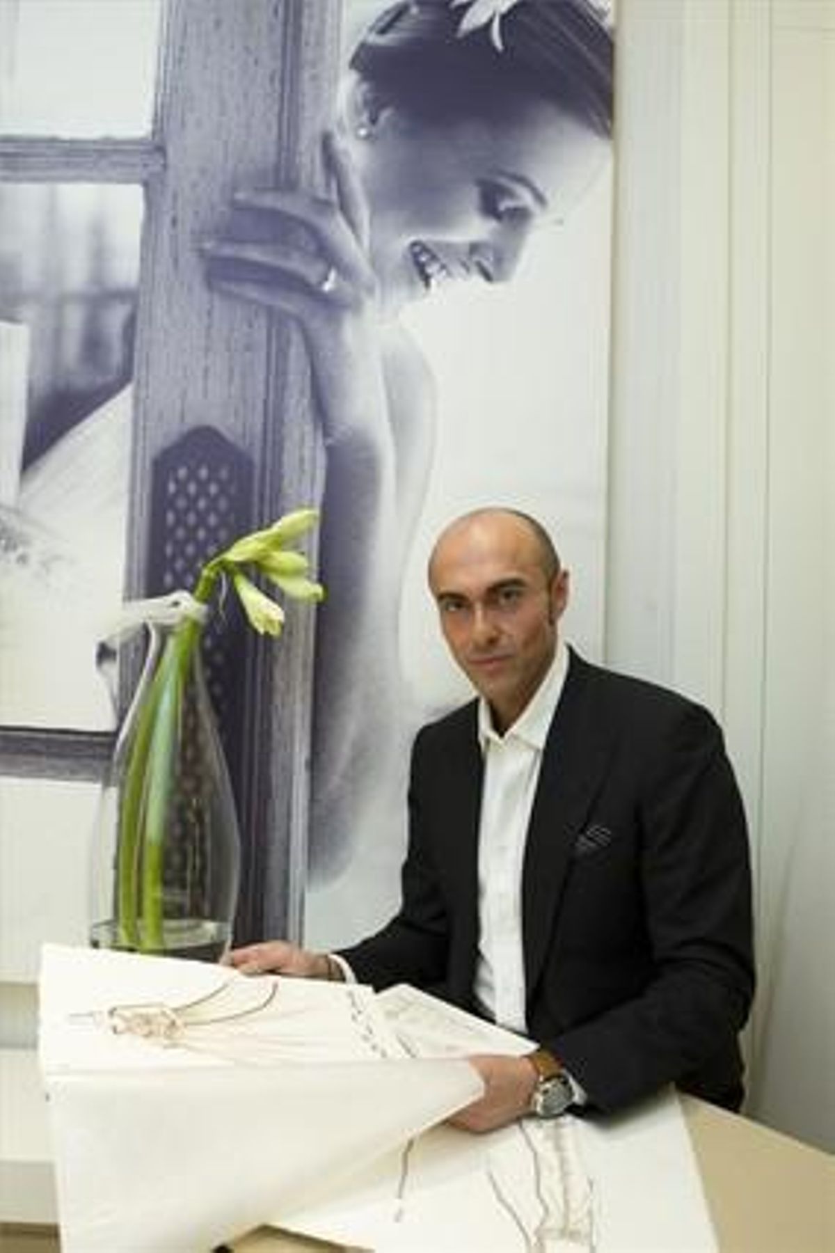 Manuel Mota, al seu estudi de disseny, el 2009. Manuel Mota, al seu estudi de disseny, el 2009.