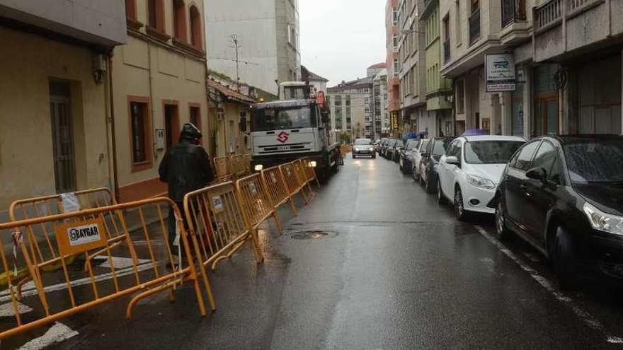 Se eliminarán las barreras arquitectónicas de esta calle que une el barrio de Os Duráns con la plaza de Xoán XXIII, junto al Concello. // N. Parga