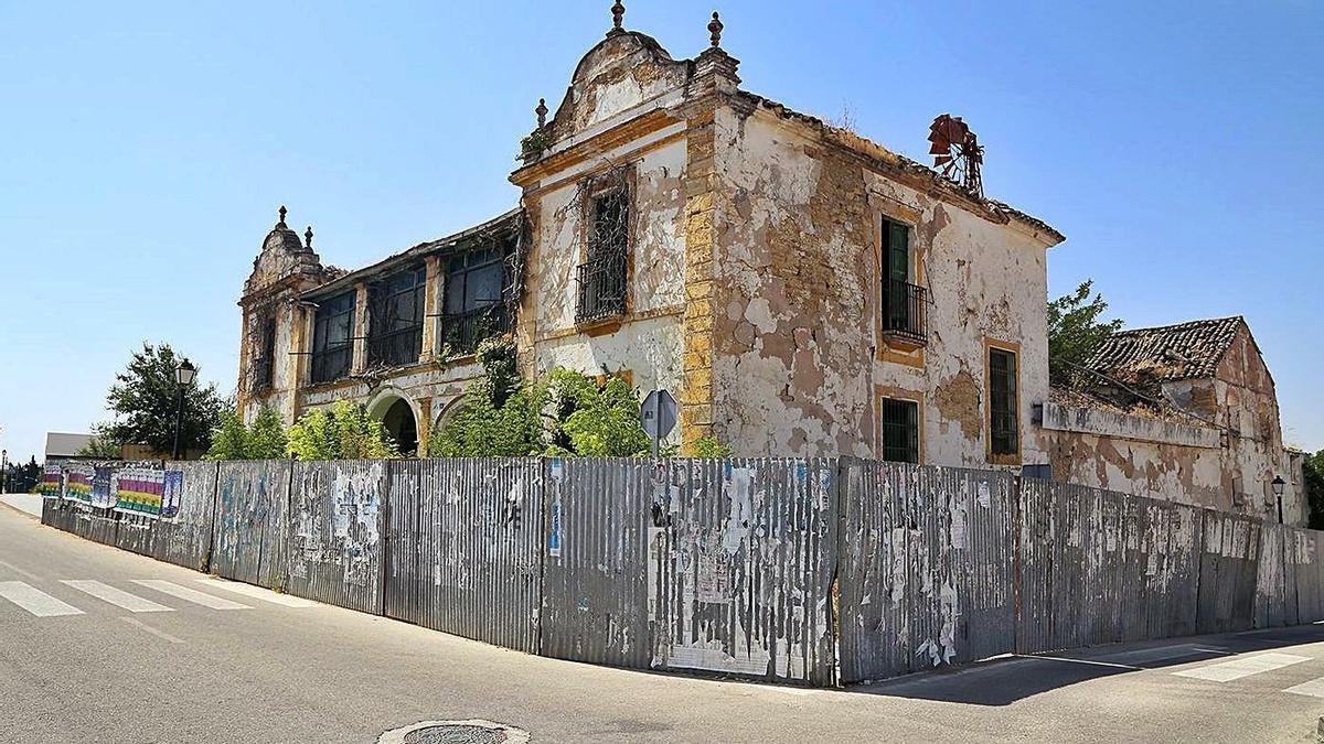 El histórico edificio de El Parador se encuentra en estado ruinoso desde hace más de una década.