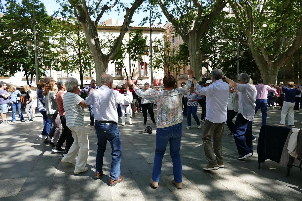EN IMATGES | Les sardanes i les rotllanes ressonen amb força a la Rambla de Figueres