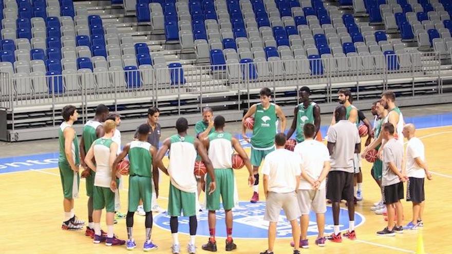 Los jugadores del Unicaja rodean a Joan Plaza en la charla previa al entrenamiento.