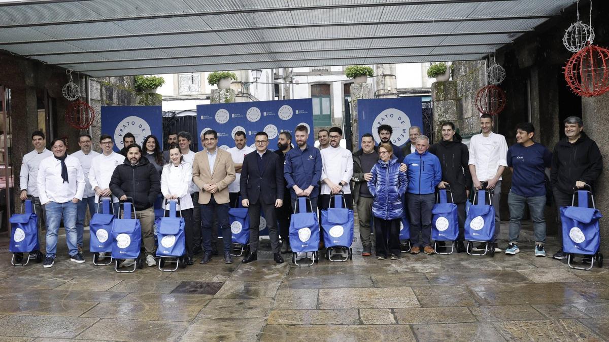 José González, en el centro, con los chefs participantes en la iniciativa ‘Prato de Mercado’, ayer, en Santiago.