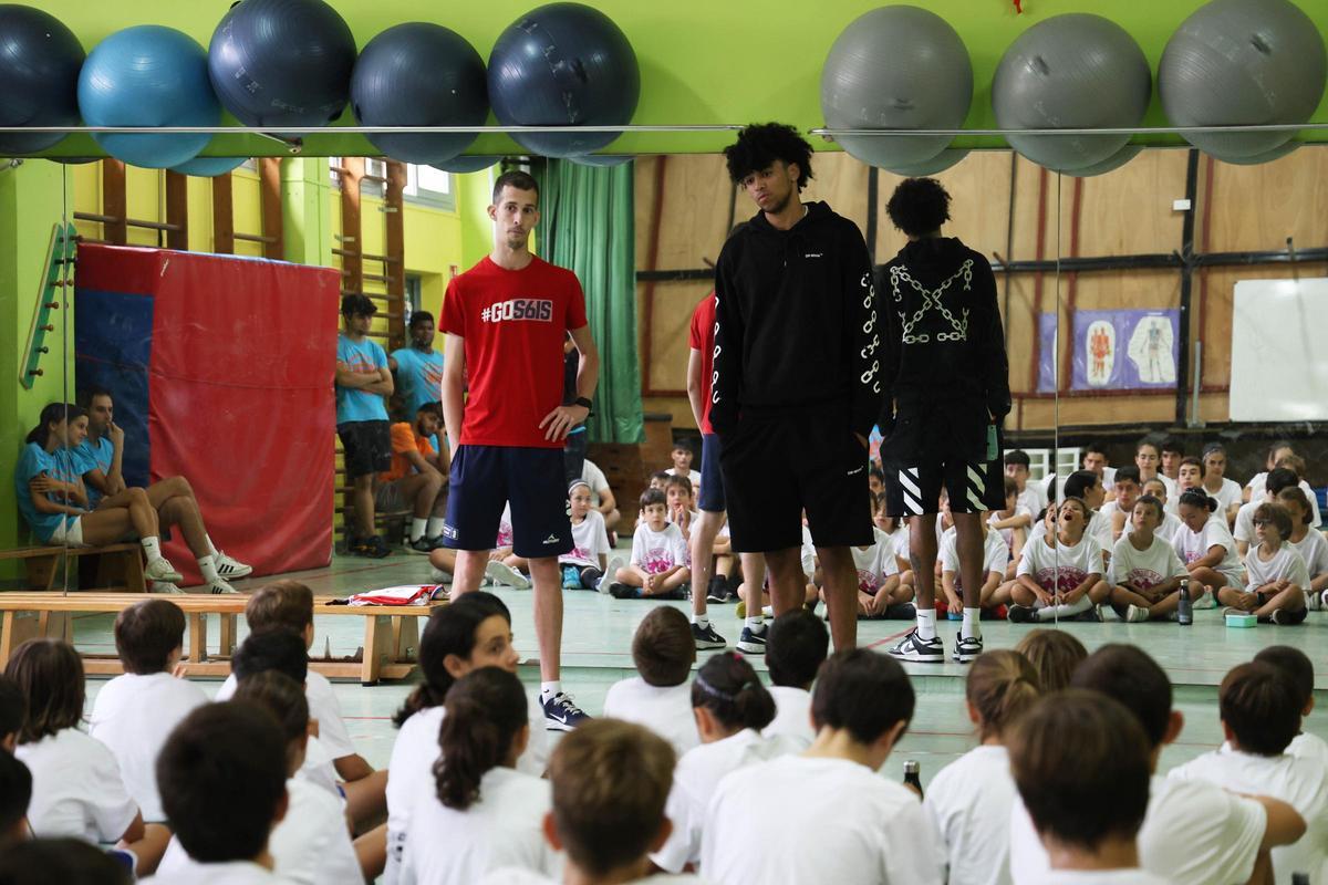 Almansa, junto a Sergio González, durante la charla.