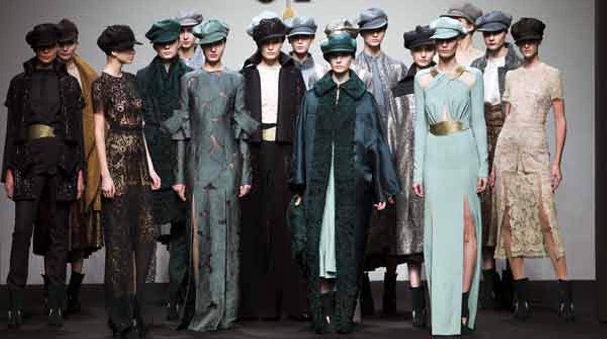Estiloses gorres, botins de vellut i faldilles llargues fins als turmells amb el verd ampolla com a protagonista.