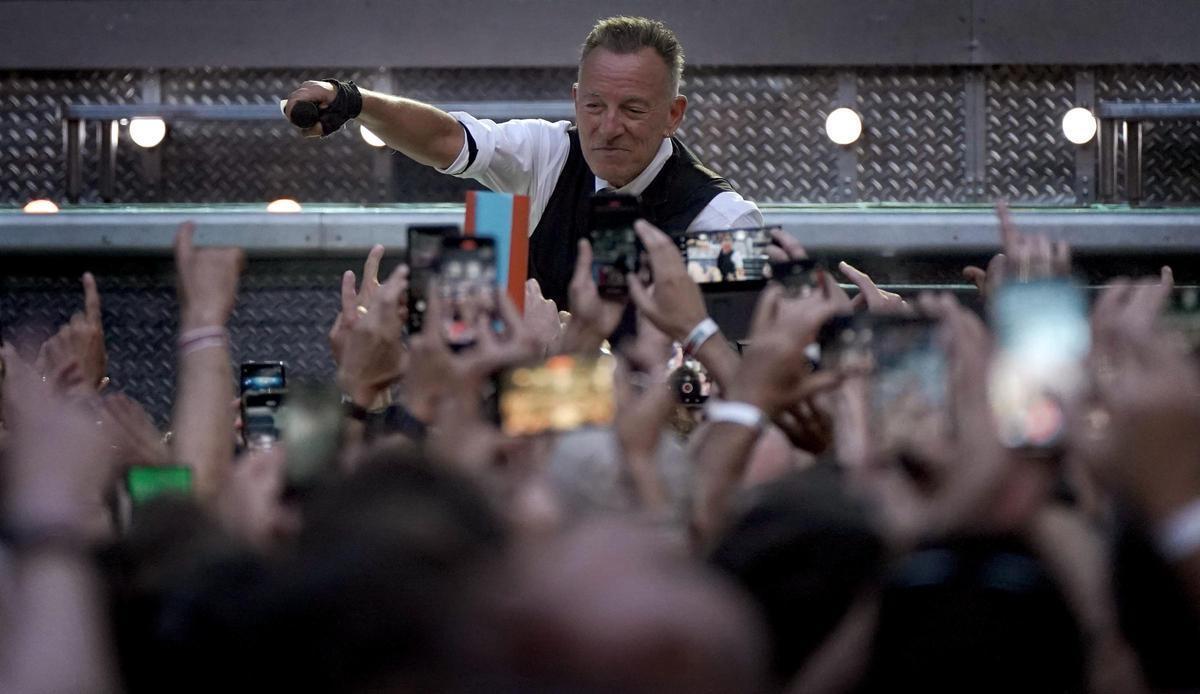 Bruce Springsteen interactua con el público en Madrid, en junio de 2024.