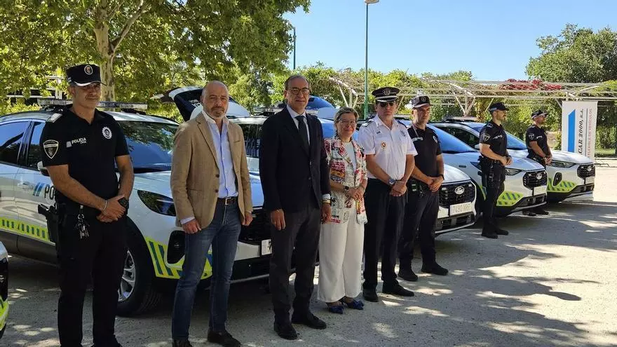 Vídeo | La Policía Local de Cáceres estrena nueve vehículos de última generación: siete coches patrulla y dos camuflados