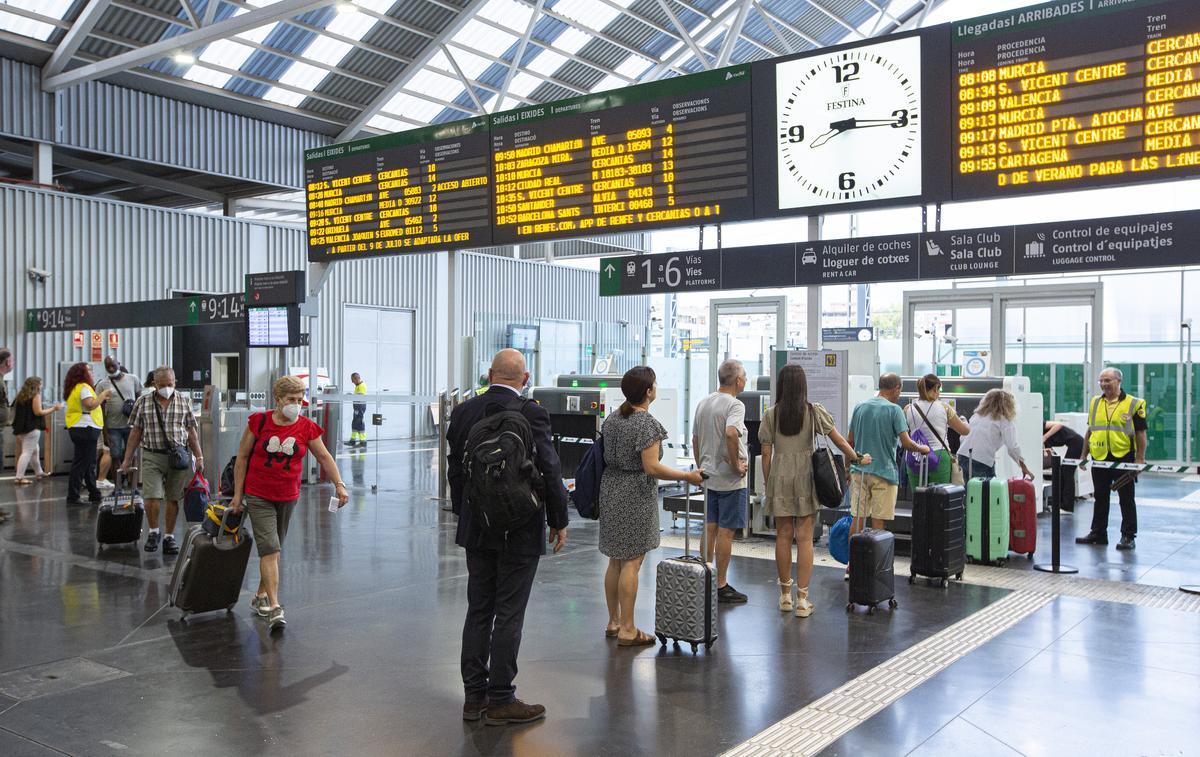 Viajeros en la estación de tren de Alicante.