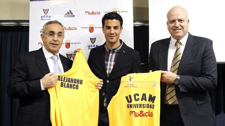 Miguel Ángel López, en el centro, durante la presentación