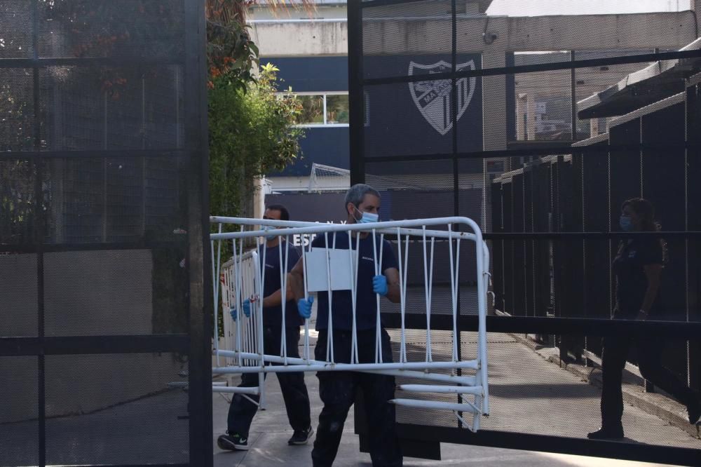 Desde las 9h de la mañana, jugadores, cuerpo técnico y personal del Málaga CF han ido pasando por el estadio de La Rosaleda para someterse a las pruebas de detección del Covid-19.