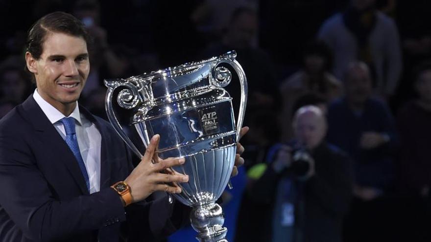 Rafa Nadal recibe el trofeo de número uno mundial