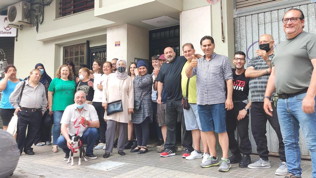 Vecinos y activistas del barrio tras paralizar el desahucio de Carolina, en Orriols.