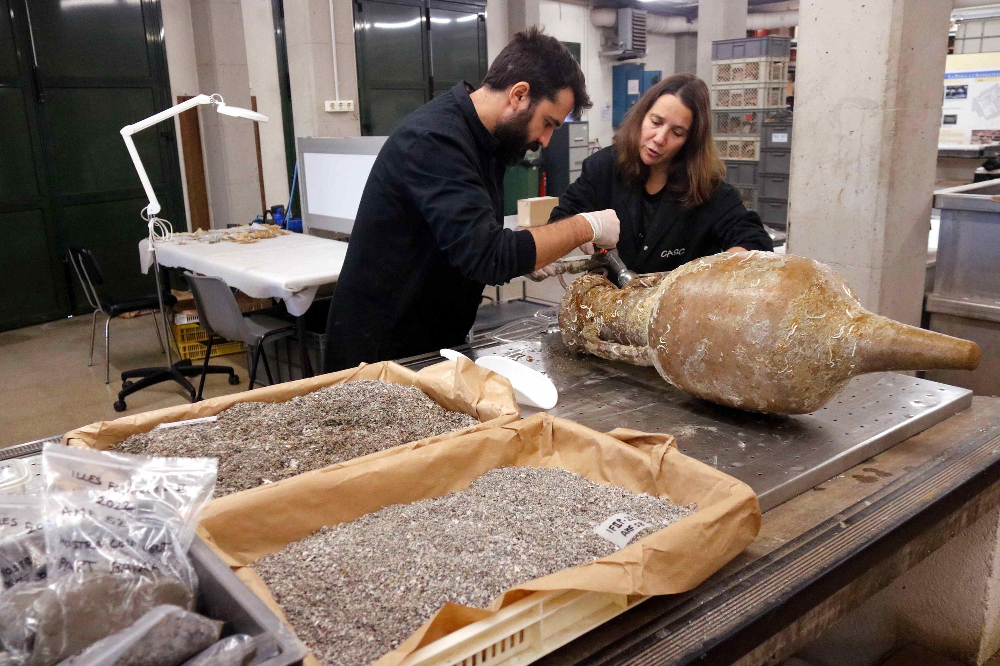 Recuperen àmfores amb peix de fa 2.000 anys al vaixell romà enfonsat a les illes Formigues