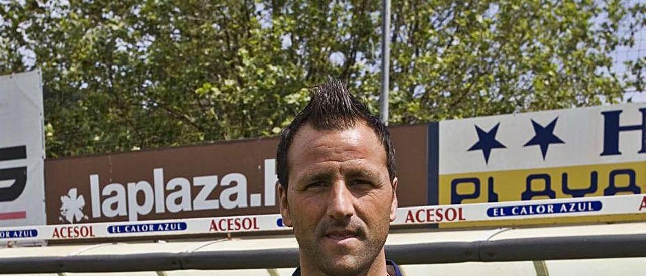 El futbolista José Manuel Colmenero, con la camiseta del Marino de Luanco.