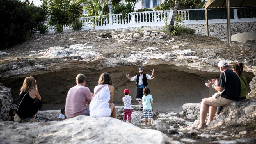 Benitatxell retomará las excavaciones arqueológicas en la Cova de les Bruixes gracias a un convenio con la Universitat d’Alacant