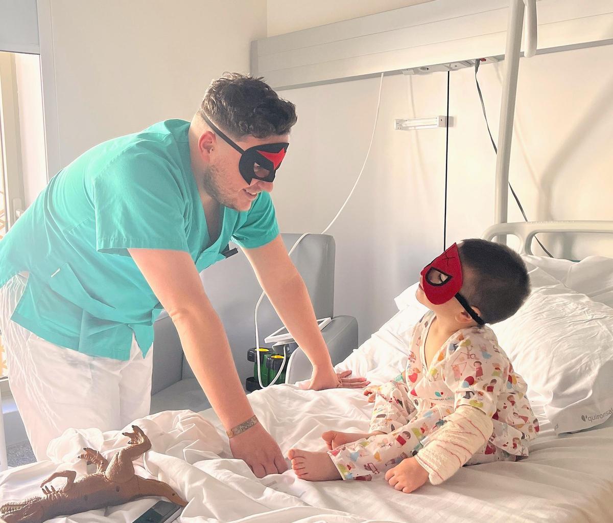 El Hospital Quirónsalud Córdoba celebra el Carnaval con sus pacientes pediátricos.