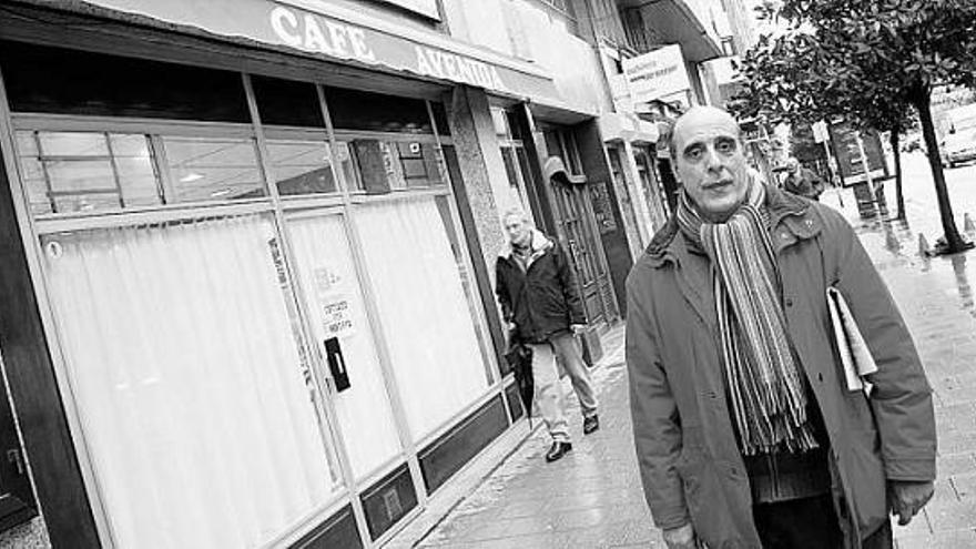 Aquilino Santos Barrio Fernández, ante el café Avenida, que regentó durante 40 años.