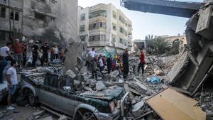 Escombros tras el ataque israelí que afectóa la iglesia de San Porfirio.