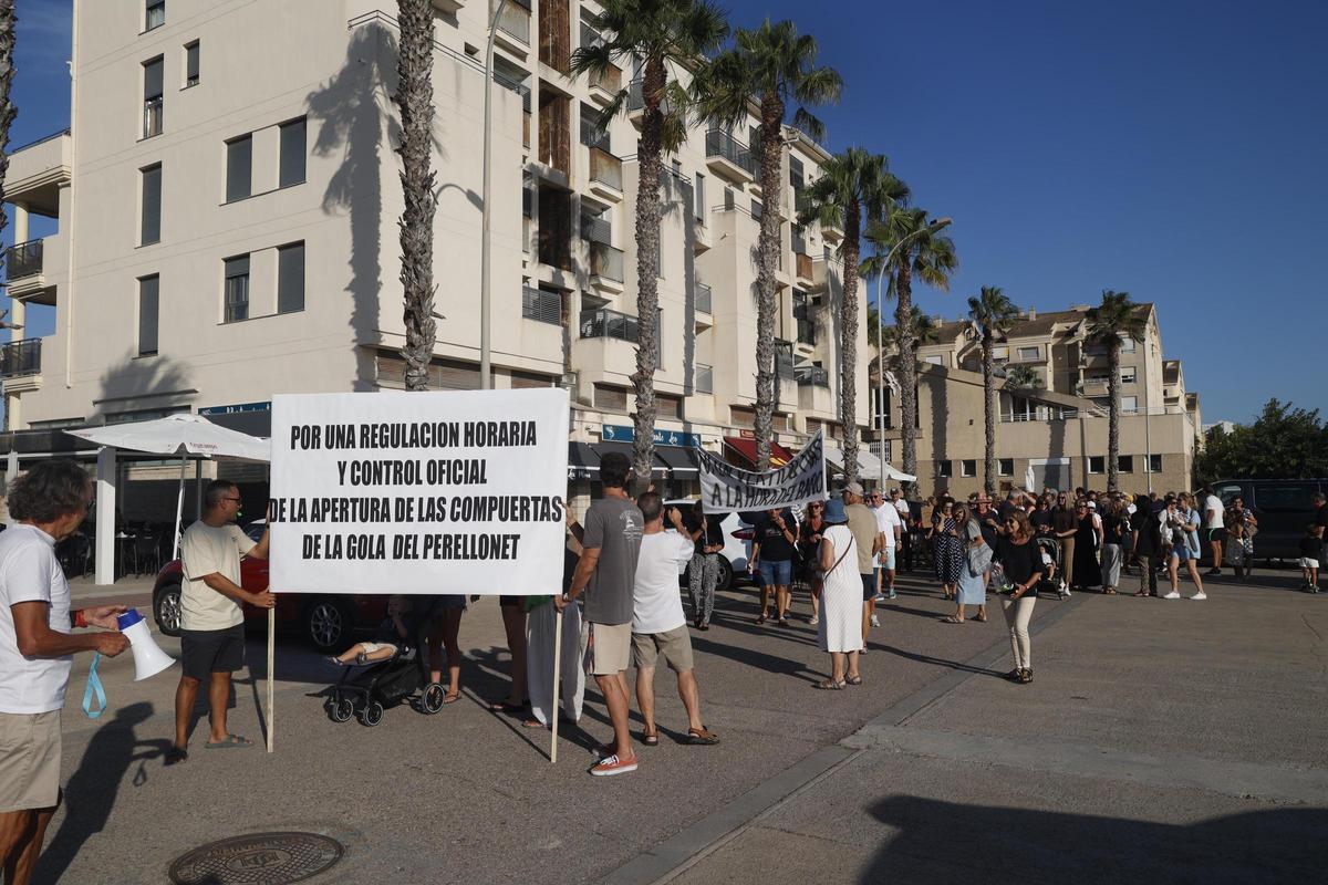 La manifestación en El Perellonet, en imágenes: exigen playas limpias y el control de las compuertas de l'Albufera