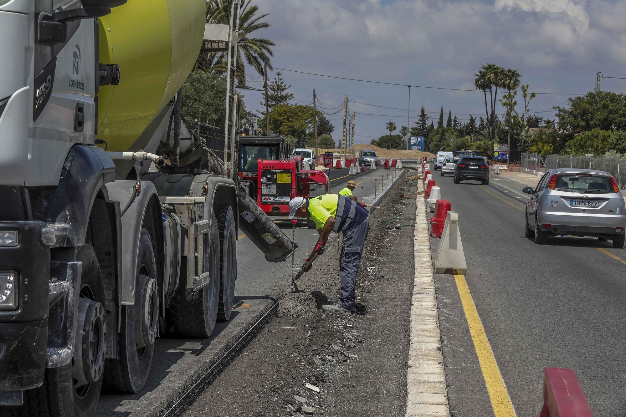 Las obras en el vial entre Elche y Santa Pola aceleran con la extension de la mediana y dos nuevas rotondas