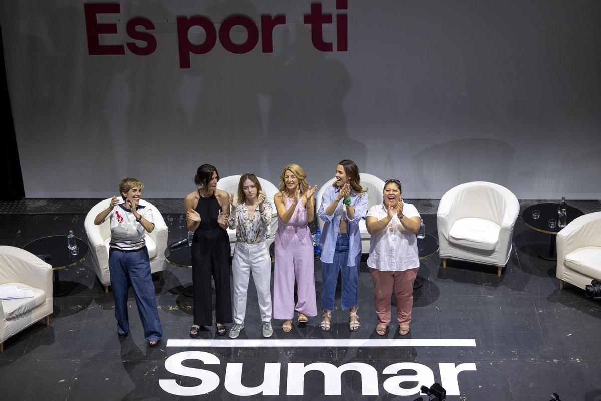 Yolanda Díaz junto a Clara Serra, Elisabeth Duval, Carolina Alsonso o Mafe Carrasco en el acto sobre feminismos.