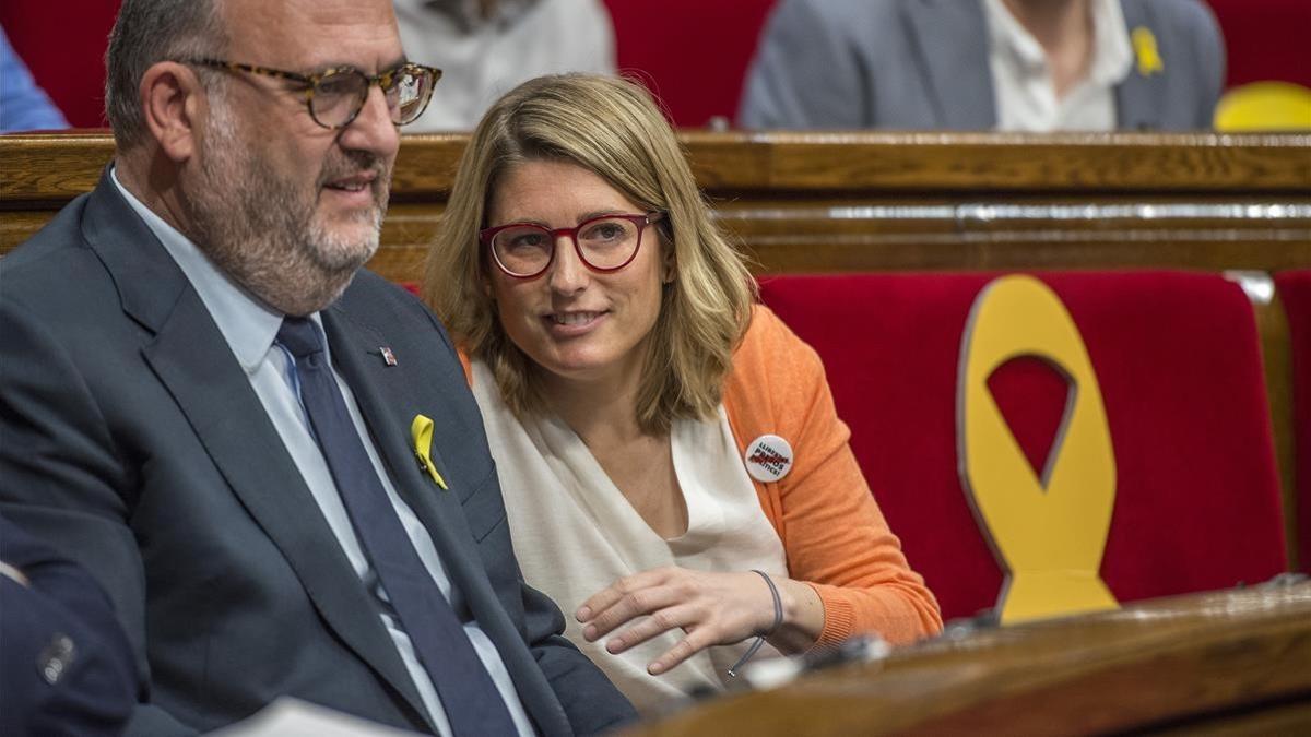 Elsa Artadi junto a Eduard Pujol, durante un pleno en el Parlament.