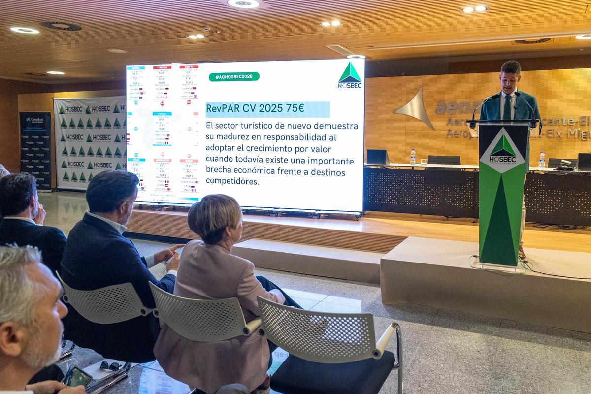 Fede Fuster interviene en la asamblea de Hosbec ante la mirada de Pablo Ruz y Marián Cano.