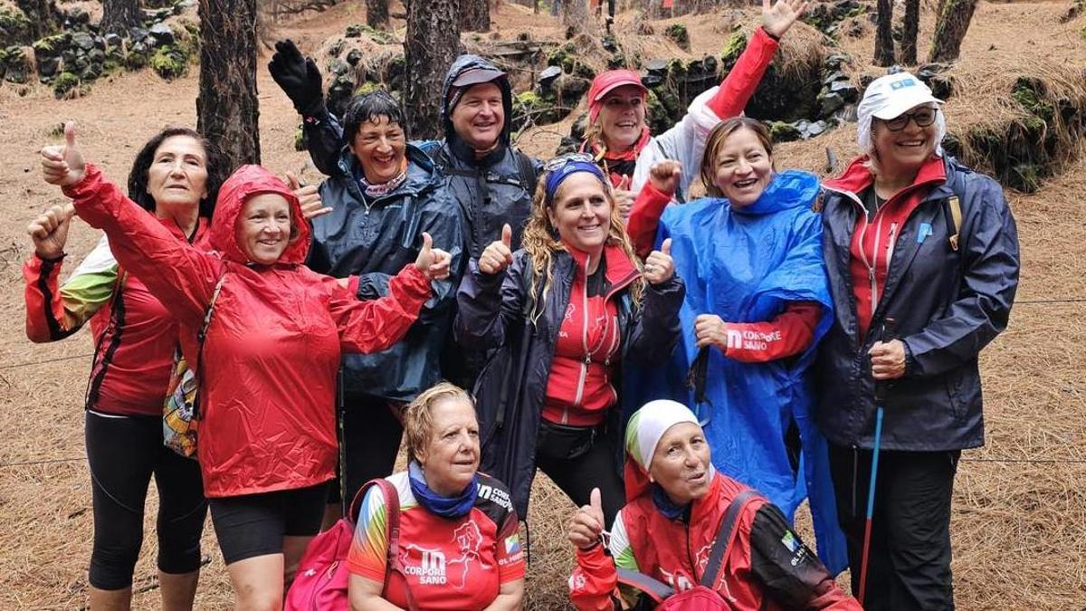 Sonrisas y esfuerzo compartido de algunos de los integrantes de la ‘marea roja’.
