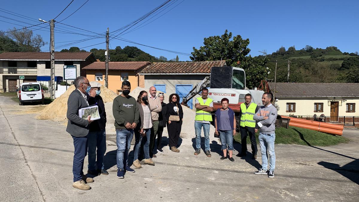 Vecinos y responsables y técnicos municipales, en El Llugarín, esta mañana